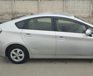 Wynajmij Toyota Prius 2012 w Gruzji. Paliwo: Hybryda. Moc: 45 KM ➤ Koszt od 114 GEL za dobę.