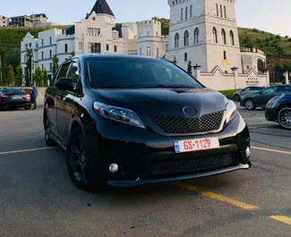 Wynajmij Toyota Sienna 2016 w Gruzji. Paliwo: Benzyna. Moc: 264 KM ➤ Koszt od 130 GEL za dobę.