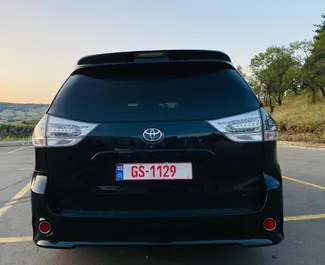 Toyota Sienna 2016 do wynajęcia w Kutaisi. Limit przebiegu nieograniczony.