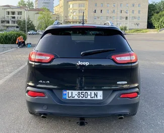 Wnętrze Jeep Cherokee do wynajęcia w Gruzji. Doskonały samochód 5-osobowy. ✓ Skrzynia Automatyczna.