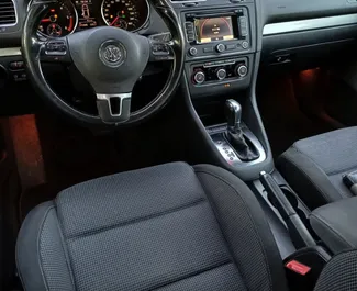 Wnętrze Volkswagen Golf 6 do wynajęcia w Albanii. Doskonały samochód 5-osobowy. ✓ Skrzynia Automatyczna.