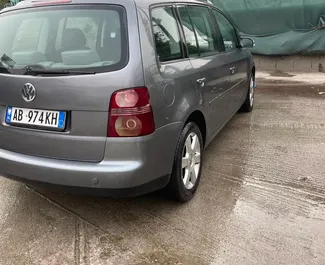 Wynajmij Volkswagen Touran 2007 w Albanii. Paliwo: Diesel. Moc: 165 KM ➤ Koszt od 30 EUR za dobę.