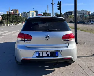 Wynajmij Volkswagen Golf 6 2013 w Albanii. Paliwo: Diesel. Moc: 100 KM ➤ Koszt od 35 EUR za dobę.