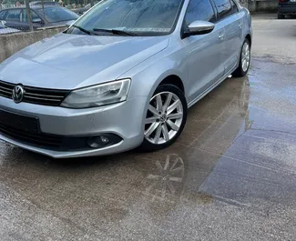 Wynajmij Volkswagen Jetta 2014 w Albanii. Paliwo: Diesel. Moc: 170 KM ➤ Koszt od 40 EUR za dobę.