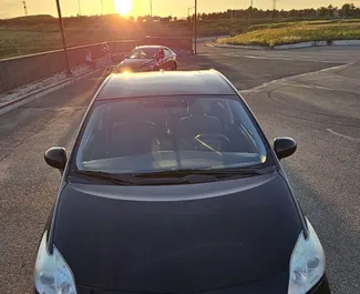 Wynajmij Toyota Prius 2013 w Gruzji. Paliwo: Hybryda. Moc: 120 KM ➤ Koszt od 62 GEL za dobę.