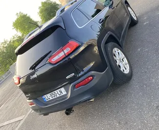 Jeep Cherokee 2015 do wynajęcia w Kutaisi. Limit przebiegu nieograniczony.