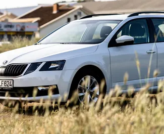 Skoda Octavia Combi – samochód kategorii Komfort na wynajem w Czarnogórze ✓ Depozyt 200 EUR ✓ Ubezpieczenie: OC, CDW, SCDW, FDW, Od Kradzieży, Zagranica, Młody, Bez Depozytu.