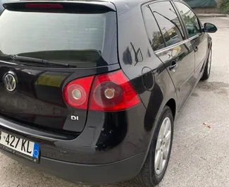 Wynajmij Volkswagen Golf 5 2006 w Albanii. Paliwo: Diesel. Moc: 165 KM ➤ Koszt od 26 EUR za dobę.