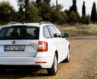 Wnętrze Skoda Octavia Combi do wynajęcia w Czarnogórze. Doskonały samochód 5-osobowy. ✓ Skrzynia Automatyczna.