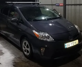 Wynajmij Toyota Prius 2014 w Gruzji. Paliwo: Hybryda. Moc: 185 KM ➤ Koszt od 90 GEL za dobę.