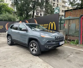 Wynajmij Jeep Cherokee 2013 w Gruzji. Paliwo: Benzyna. Moc: 245 KM ➤ Koszt od 80 GEL za dobę.