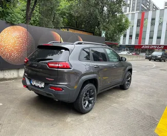 Wynajmij Jeep Cherokee 2016 w Gruzji. Paliwo: Benzyna. Moc: 245 KM ➤ Koszt od 80 GEL za dobę.