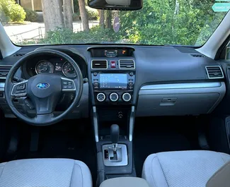 Wnętrze Subaru Forester do wynajęcia w Gruzji. Doskonały samochód 5-osobowy. ✓ Skrzynia Automatyczna.