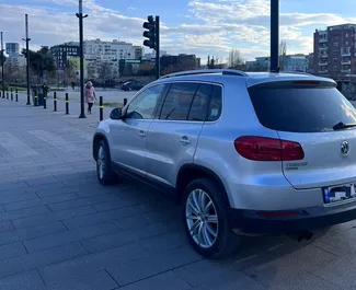 Wynajmij Volkswagen Tiguan 2013 w Albanii. Paliwo: Diesel. Moc: 120 KM ➤ Koszt od 45 EUR za dobę.