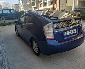 Wnętrze Toyota Prius do wynajęcia w Gruzji. Doskonały samochód 5-osobowy. ✓ Skrzynia Automatyczna.