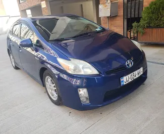 Wynajmij Toyota Prius 2011 w Gruzji. Paliwo: Hybryda. Moc: 120 KM ➤ Koszt od 62 GEL za dobę.