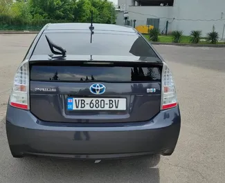 Wynajmij Toyota Prius 2010 w Gruzji. Paliwo: Hybryda. Moc: 120 KM ➤ Koszt od 62 GEL za dobę.