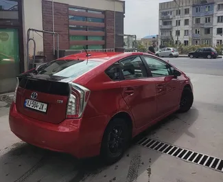 Toyota Prius – samochód kategorii Ekonomiczny, Komfort na wynajem w Gruzji ✓ Bez Depozytu ✓ Ubezpieczenie: OC, FDW, Pasażerowie, Od Kradzieży, Bez Depozytu.