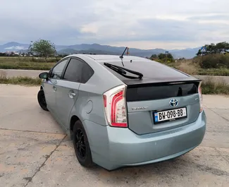 Wynajmij Toyota Prius 2013 w Gruzji. Paliwo: Hybryda. Moc: 136 KM ➤ Koszt od 65 GEL za dobę.