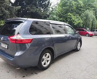 Wynajmij Toyota Sienna 2015 w Gruzji. Paliwo: Benzyna. Moc: 265 KM ➤ Koszt od 140 GEL za dobę.