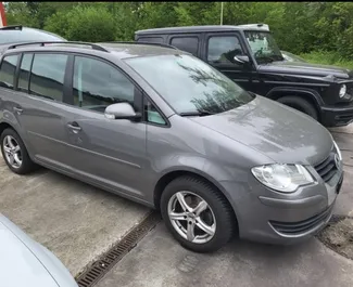 Wynajem samochodu Volkswagen Touran nr 10084 (Manualna) na lotnisku w Tiranie, z silnikiem 2,0l. Diesel ➤ Bezpośrednio od Kristi w Albanii.