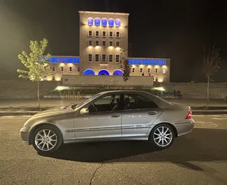 Wynajmij Mercedes-Benz C-Class 2006 w Albanii. Paliwo: Benzyna. Moc: 143 KM ➤ Koszt od 27 EUR za dobę.