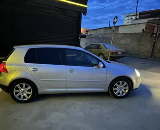 Wynajmij Volkswagen Golf 5 2008 w Albanii. Paliwo: Diesel. Moc: 140 KM ➤ Koszt od 20 EUR za dobę.