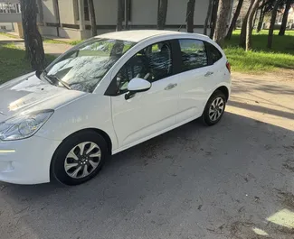 Wynajmij Citroen C3 2014 w Czarnogórze. Paliwo: Diesel. Moc: 65 KM ➤ Koszt od 35 EUR za dobę.