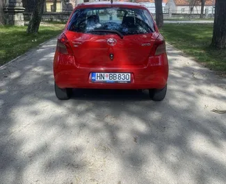 Toyota Yaris – samochód kategorii Ekonomiczny, Komfort na wynajem w Czarnogórze ✓ Depozyt 100 EUR ✓ Ubezpieczenie: OC, SCDW, Pasażerowie, Zagranica, Młody.