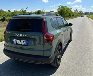 Wynajmij Dacia Jogger 2024 w Albanii. Paliwo: Benzyna. Moc: 103 KM ➤ Koszt od 35 EUR za dobę.