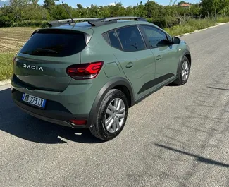 Wynajmij Dacia Sandero Stepway 2024 w Albanii. Paliwo: Benzyna. Moc: 90 KM ➤ Koszt od 27 EUR za dobę.