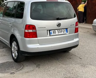 Wynajmij Volkswagen Touran 2006 w Albanii. Paliwo: Diesel. Moc: 165 KM ➤ Koszt od 30 EUR za dobę.