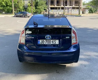 Wnętrze Toyota Prius do wynajęcia w Gruzji. Doskonały samochód 5-osobowy. ✓ Skrzynia Automatyczna.