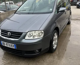 Wynajem samochodu Volkswagen Touran nr 10046 (Automatyczna) na lotnisku w Tiranie, z silnikiem 1,9l. Diesel ➤ Bezpośrednio od Armand w Albanii.