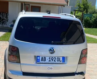 Wynajmij Volkswagen Touran 2008 w Albanii. Paliwo: Diesel. Moc: 130 KM ➤ Koszt od 28 EUR za dobę.