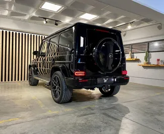 Wynajmij Mercedes-Benz G63 AMG 2022 w Hiszpanii. Paliwo: Benzyna. Moc: 585 KM ➤ Koszt od 500 EUR za dobę.