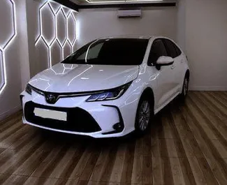 Wynajmij Toyota Corolla Sedan 2022 w Armenii. Paliwo: Benzyna. Moc: 116 KM ➤ Koszt od 65 USD za dobę.