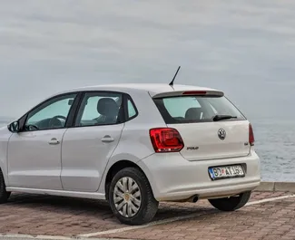 Wynajmij Volkswagen Polo 2014 w Czarnogórze. Paliwo: Benzyna. Moc: 100 KM ➤ Koszt od 25 EUR za dobę.