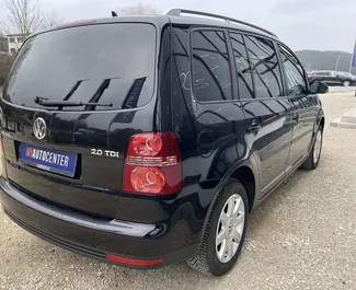 Wynajmij Volkswagen Touran 2009 w Albanii. Paliwo: Diesel. Moc: 130 KM ➤ Koszt od 28 EUR za dobę.