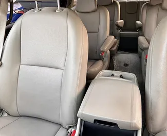 Kia Carnival 2018 do wynajęcia na lotnisku w Tiranie. Limit przebiegu nieograniczony.