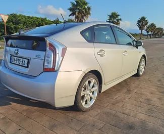 Wynajmij Toyota Prius 2014 w Gruzji. Paliwo: Hybryda. Moc: 136 KM ➤ Koszt od 65 GEL za dobę.