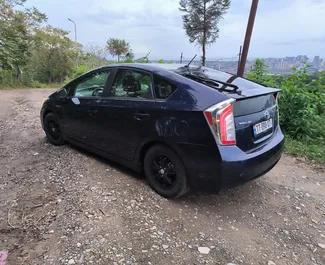 Wynajmij Toyota Prius 2013 w Gruzji. Paliwo: Hybryda. Moc: 136 KM ➤ Koszt od 65 GEL za dobę.