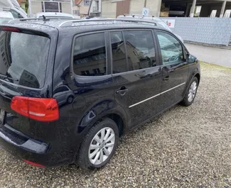 Wynajmij Volkswagen Touran 2012 w Albanii. Paliwo: Diesel. Moc: 130 KM ➤ Koszt od 30 EUR za dobę.