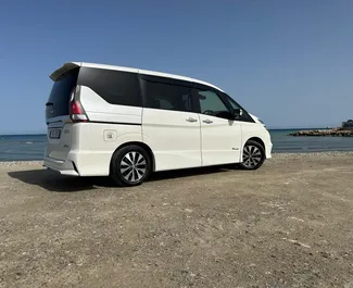 Wynajmij Nissan Serena 2018 na Cyprze. Paliwo: Hybryda. Moc: 146 KM ➤ Koszt od 30 EUR za dobę.