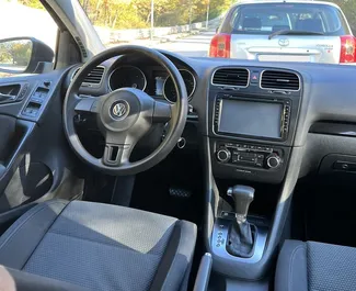 Wynajmij Volkswagen Golf 6 2010 w Albanii. Paliwo: Benzyna. Moc: 120 KM ➤ Koszt od 33 EUR za dobę.