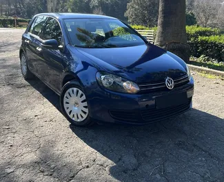 Wynajmij Volkswagen Golf 6 2010 w Albanii. Paliwo: Diesel. Moc: 103 KM ➤ Koszt od 33 EUR za dobę.