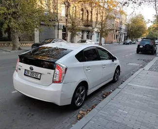 Wynajmij Toyota Prius 2013 w Gruzji. Paliwo: Hybryda. Moc: 99 KM ➤ Koszt od 62 GEL za dobę.