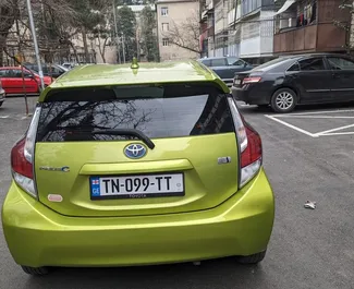 Toyota Prius C 2015 do wynajęcia w Tbilisi. Limit przebiegu nieograniczony.