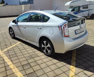 Wynajmij Toyota Prius 2014 w Gruzji. Paliwo: Hybryda. Moc: 98 KM ➤ Koszt od 40 GEL za dobę.