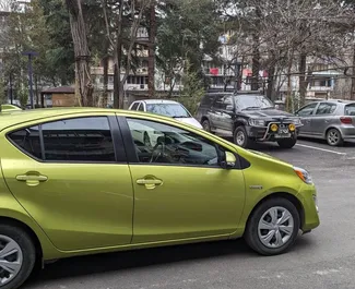 Toyota Prius C – samochód kategorii Ekonomiczny, Komfort na wynajem w Gruzji ✓ Depozyt 50 GEL ✓ Ubezpieczenie: OC, FDW, Pasażerowie.